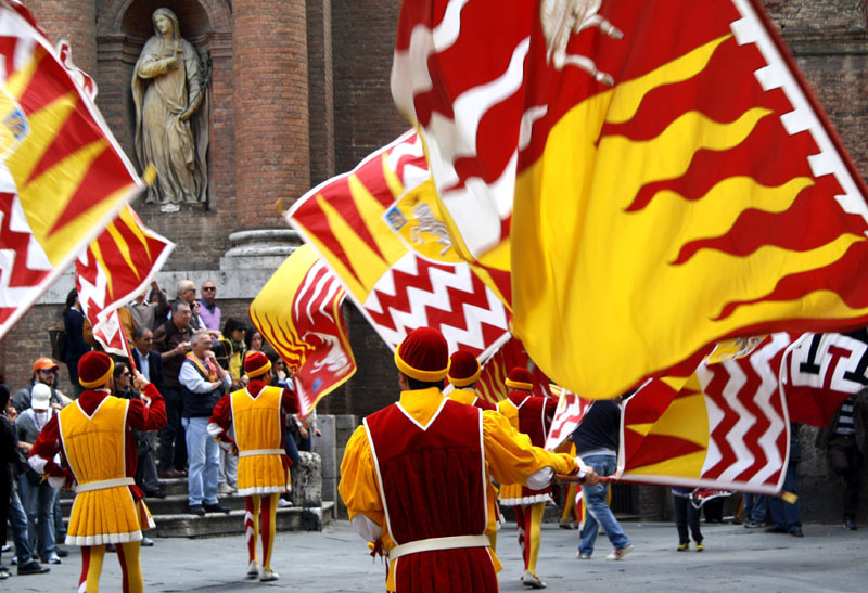 Marchers from the Valdimontone district of Siena