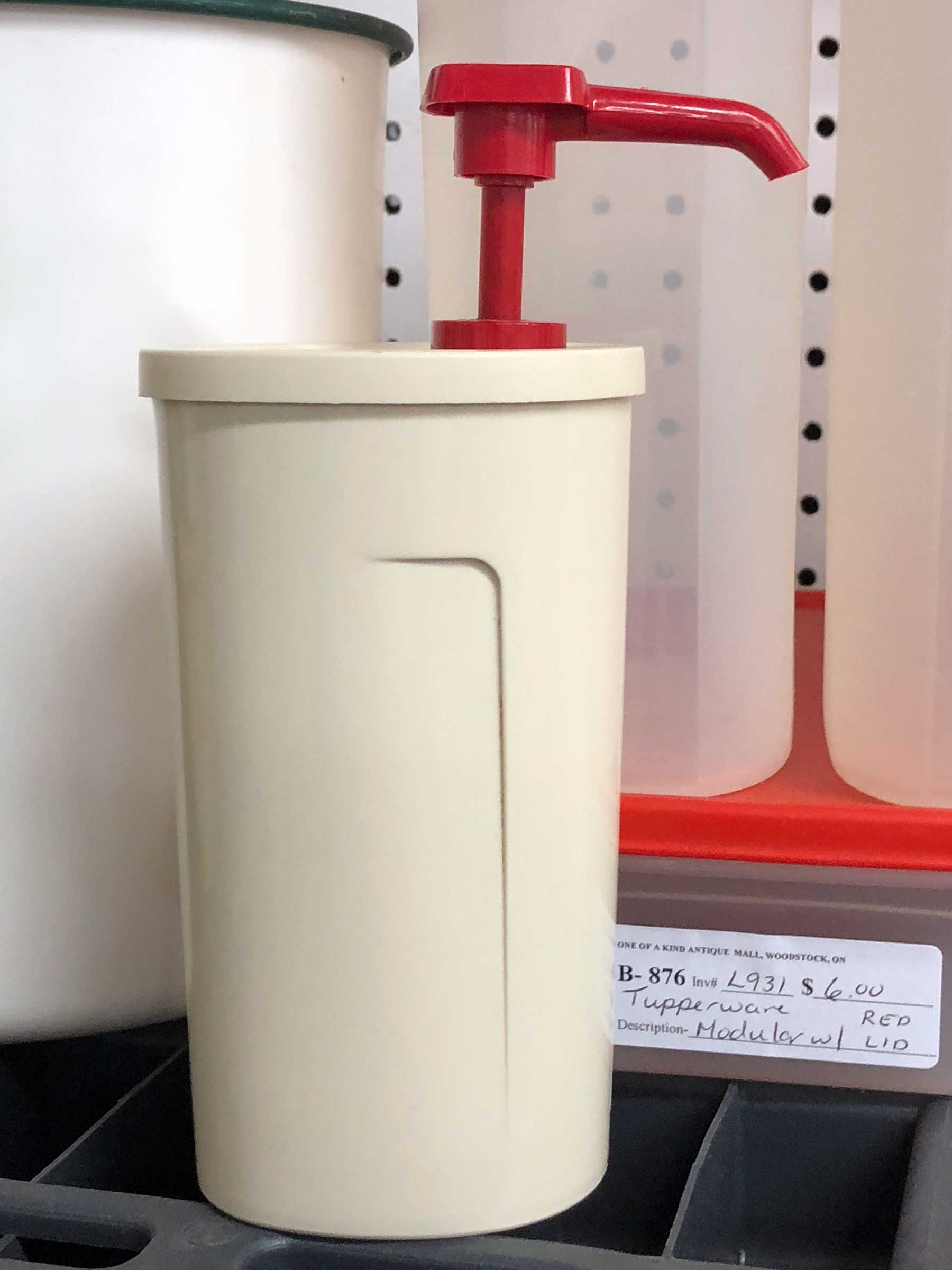 Tupperware ketchup dispenser with red pump